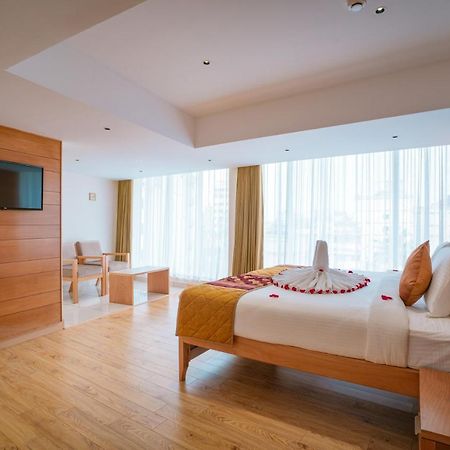 Townbridge Hotels & Suites Kochi Exterior photo