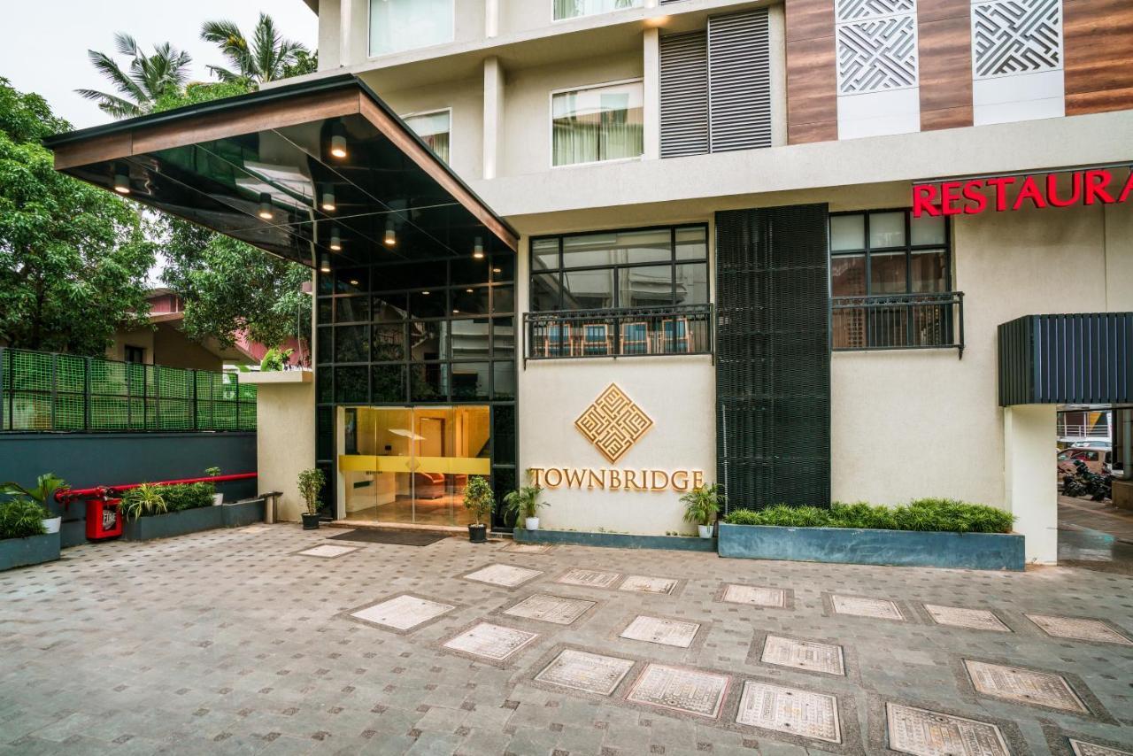 Townbridge Hotels & Suites Kochi Exterior photo