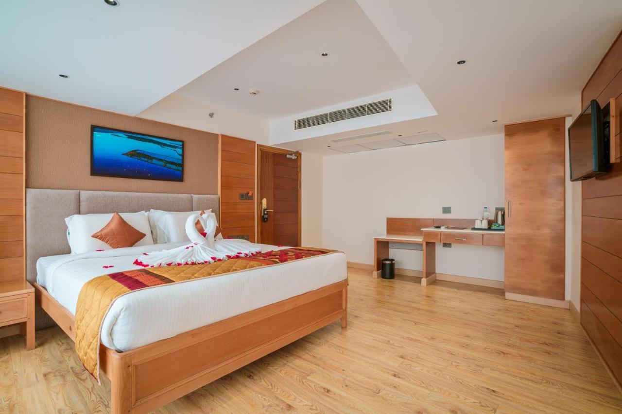 Townbridge Hotels & Suites Kochi Exterior photo