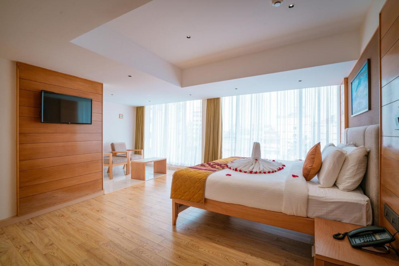 Townbridge Hotels & Suites Kochi Exterior photo