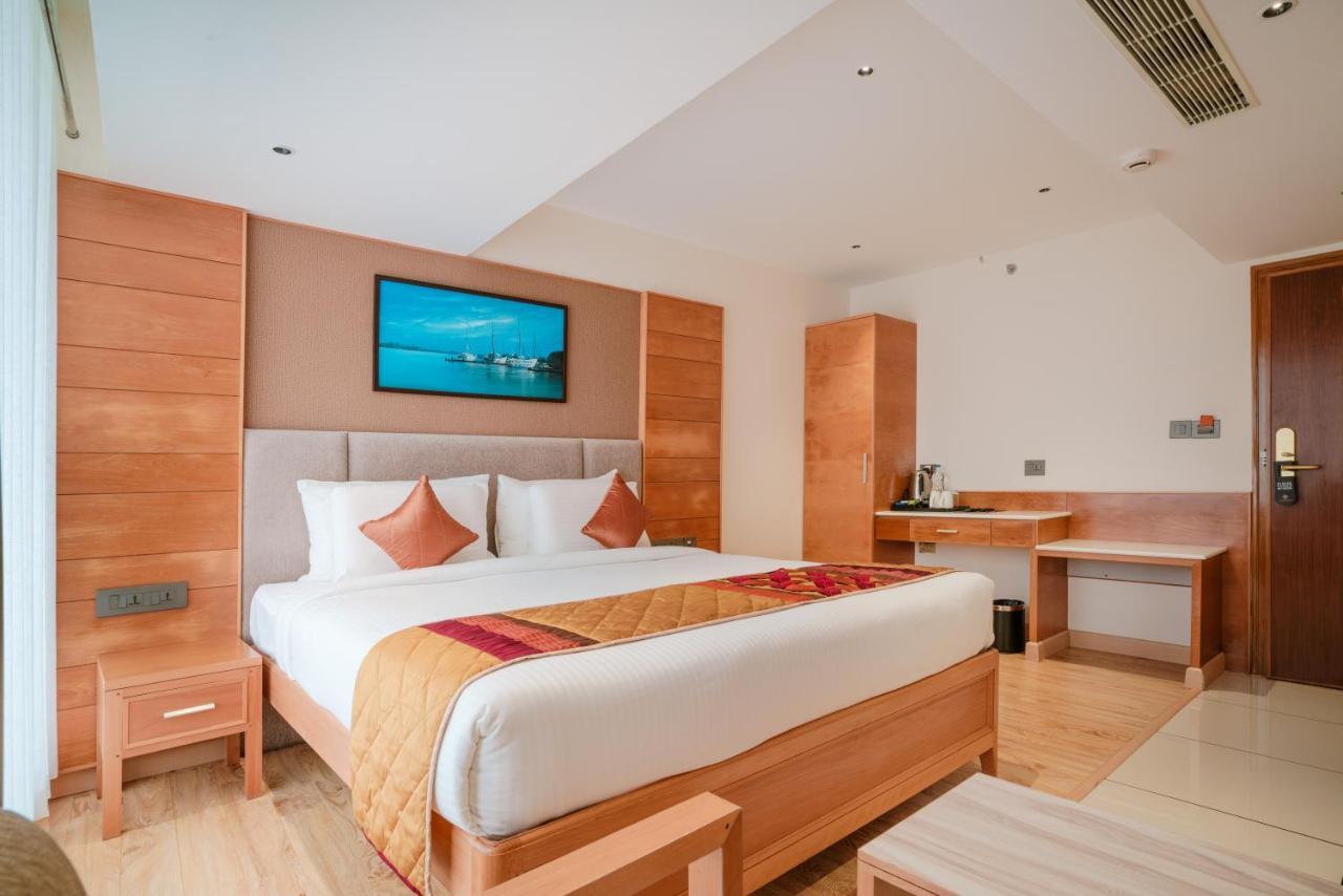 Townbridge Hotels & Suites Kochi Exterior photo