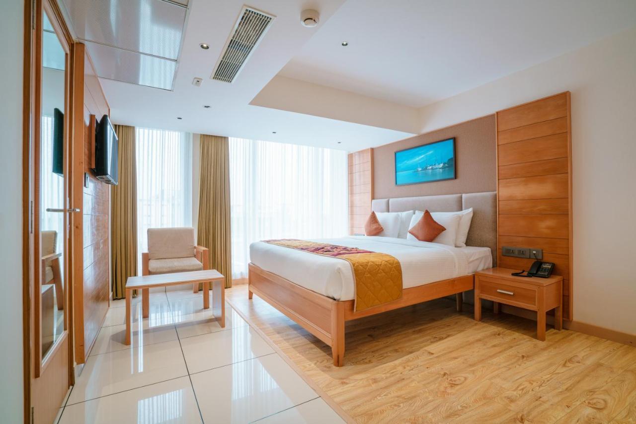Townbridge Hotels & Suites Kochi Exterior photo