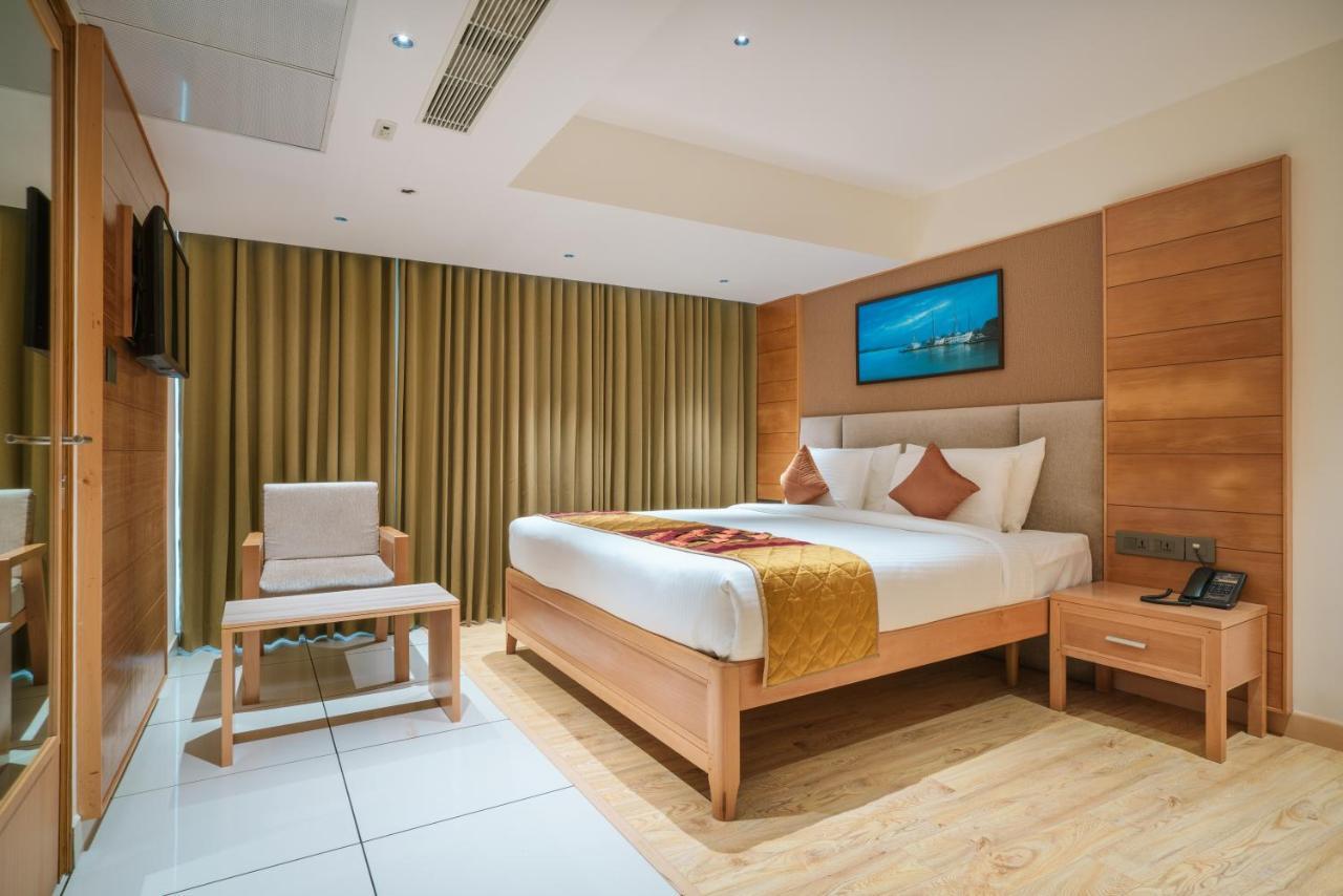 Townbridge Hotels & Suites Kochi Exterior photo