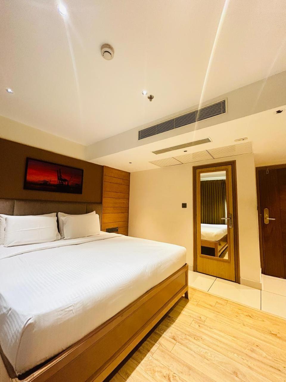 Townbridge Hotels & Suites Kochi Exterior photo